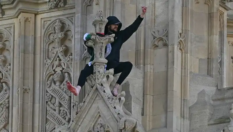 Londra’da Filistin Bayrağıyla Big Ben’i Tırmanan Protestocunun Hikayesi