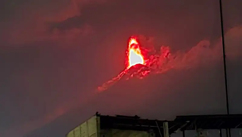 Fuego Yanardağı Eşsiz Güzellikteki Patlamasıyla 30 Bin Kişiyi Tehdit Ediyor