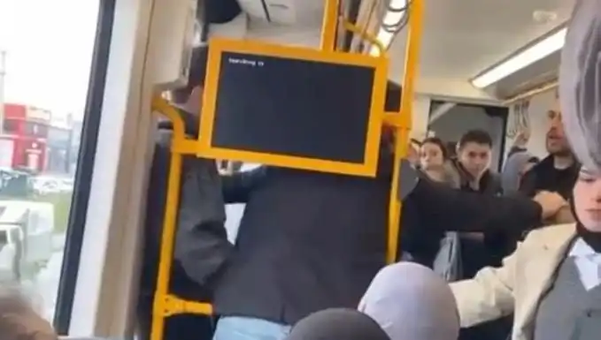 Metroda Tekme Tokat Kavga: Yolcuların Gözleri Önünde Yaşanan Olay