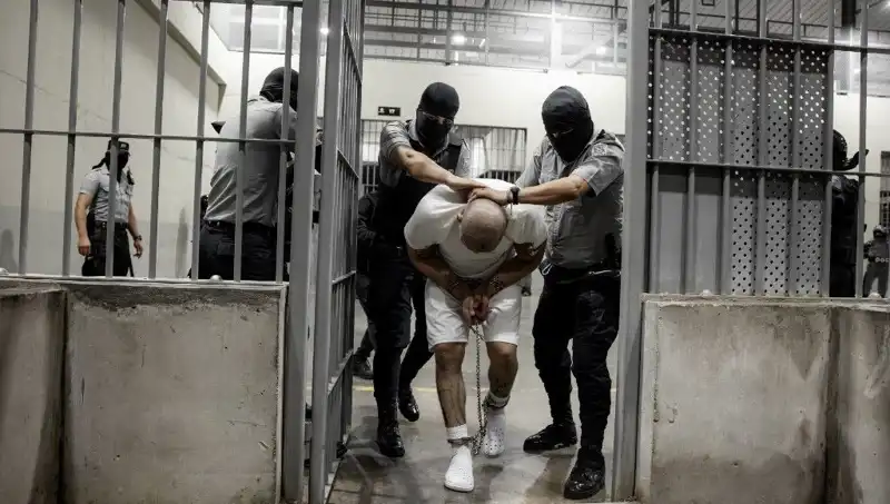Trump'ın Cehennem Kararı: El Salvador'daki Göçmen Akınına Dikkat Çekiyor