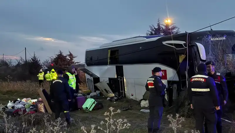 Çanakkale'de Otobüs Faciası: 37 Kişi Yaralandı, Şoför Kontrolden Çıktı!