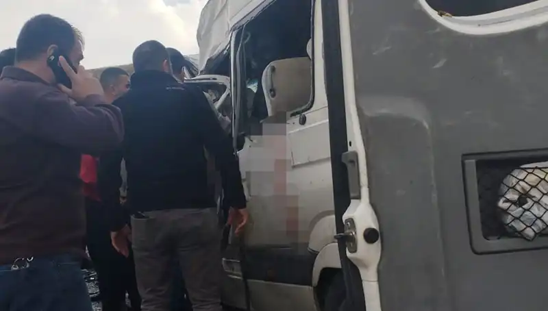Van'da Minibüs ile Kamyonet Çarpıştı: Feci Kazada 6 Kişi Hayatını Kaybetti