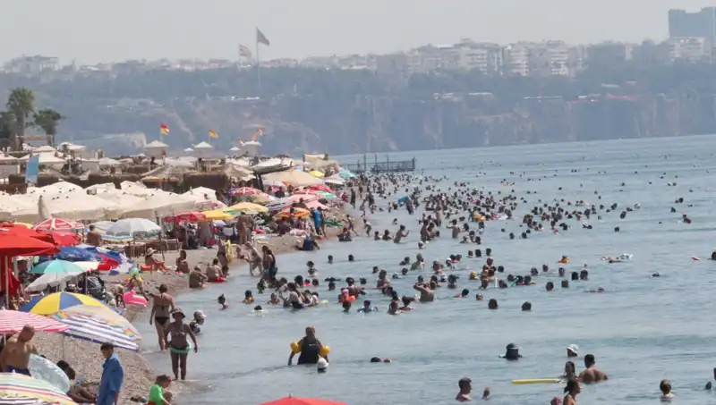 Antalya'nın Deniz Suyu Sıcaklığı Rekor Kırıyor: Yaz Yavaş Bitsin!