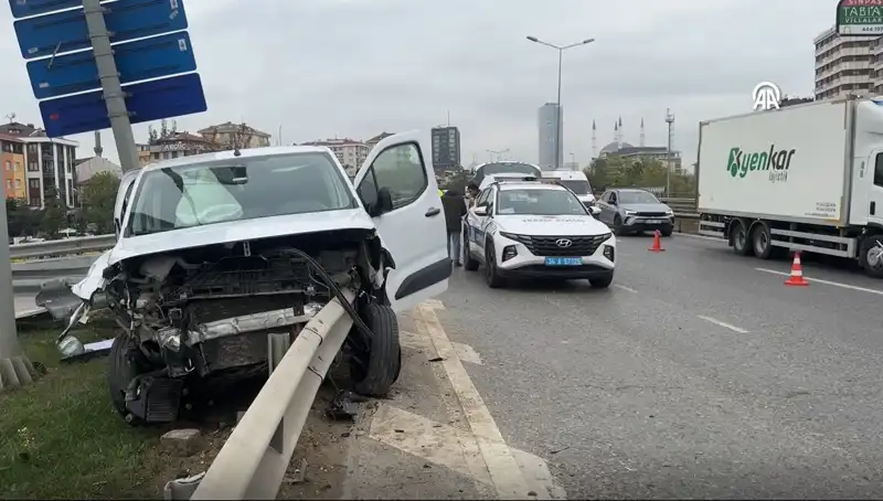 Otoyolda Feci Kaza: Araç Bariyere Saplanarak Madde Haline Dönüştü