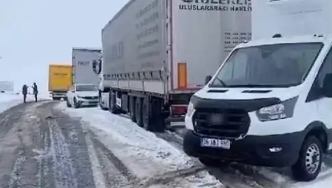 Kars-Ardahan Karayolunda Heyecan Verici Kar Yağışı: TIR'lar Kara Saplandı