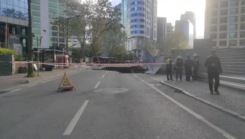 Sarıyer'de Şok: Cadde Çöktü, Trafik Felç Oldu!