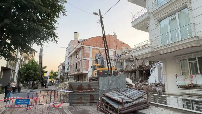 Yıkım Sırasında Kopan Elektrik Kabloları İki Sokak Karanlıkta Bıraktı