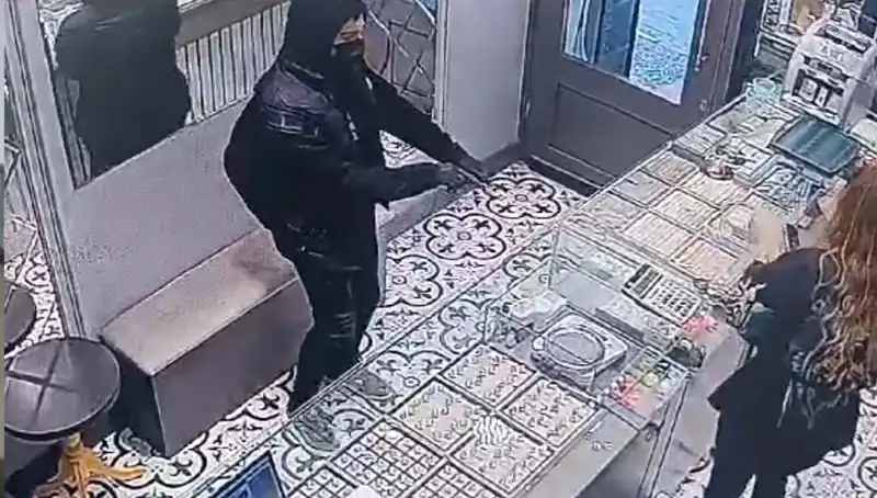 Soygun Girişimi, Planlanan Kaçış Kamarasında Takıldı!
