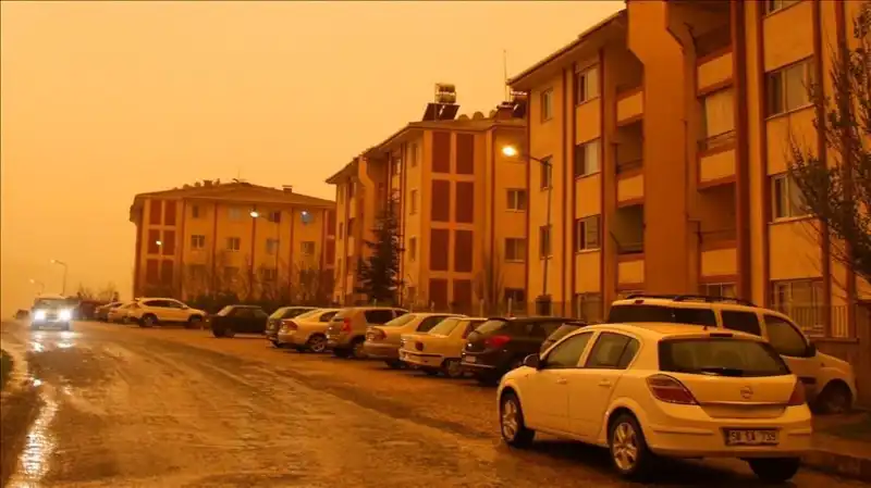 Meteoroloji Uyardı: Çöl Tozu ve Yağmur Birleşince Çamur Yağacak