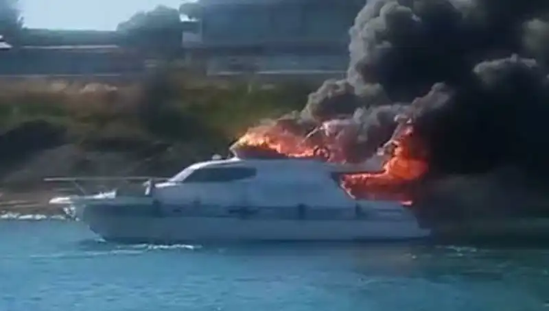 Çeşme Marina'da Şok Gelişme: Motoryat Korkunç Alevler İçinde Kaldı