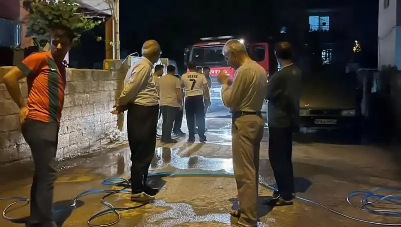 Park Halindeki Araçta Sebebi Bilinmeyen Yangın Çıktı