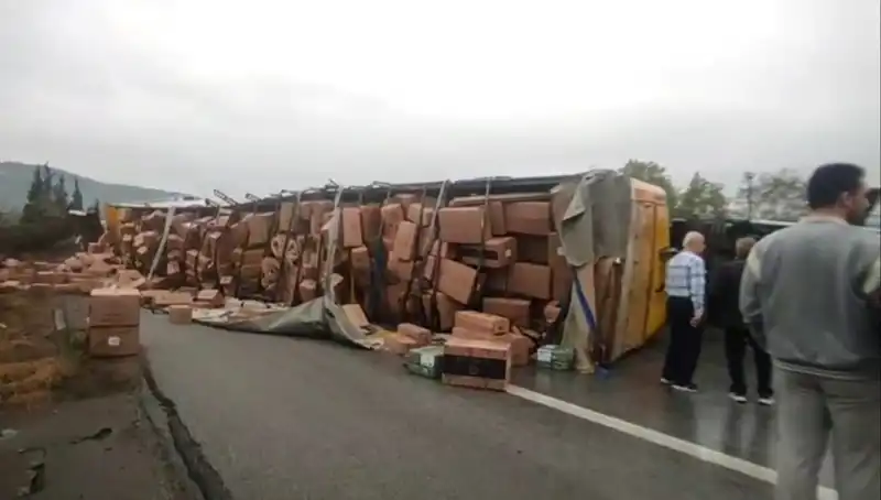 : TEM Otoyolu'nda TIR Devrildi: Ankara Yolu Trafiğe Kapatıldı
