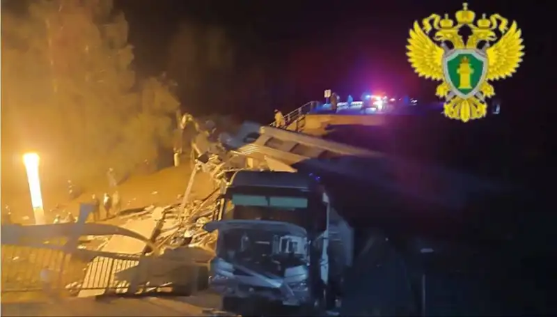 Rusya'da İki Köprü Çöktü: Trenler Raydan Çıktı, Yedi Kayıp
