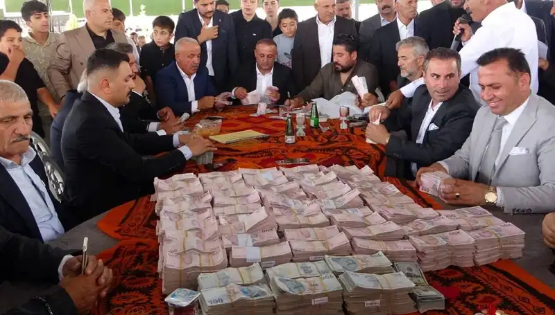 Aşiret Düğününde Geline Altın, Damada Servet: Takı Töreni 4 Saat Sürdü