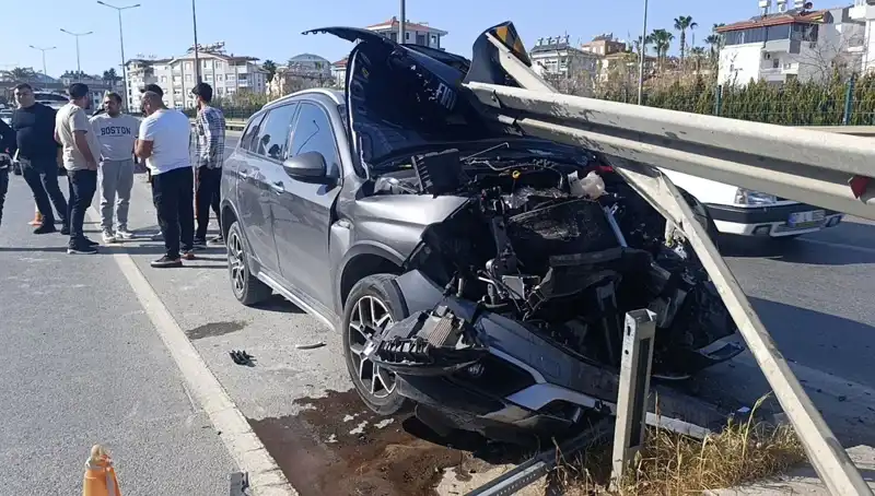 Kaza Yapmamak İçin Bariyerlere Çarptı: Tüyler Ürperten Kaza Anı