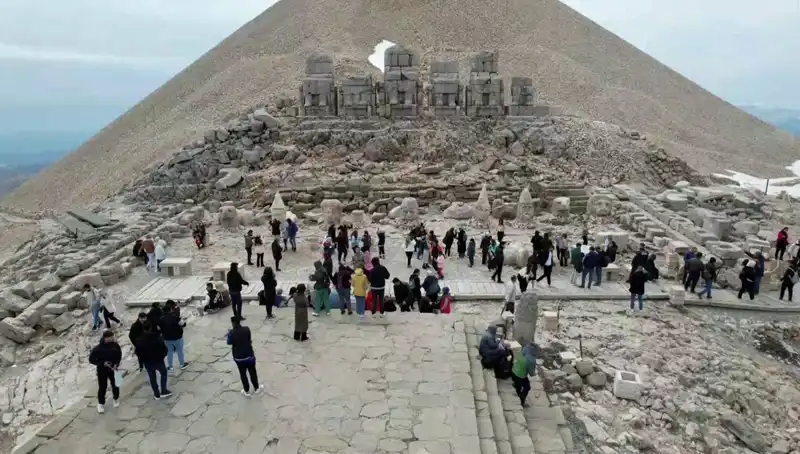 Bayramda Nemrut Dağı Ziyaretçileriyle Dolu: Eşsiz Paketler ve Aktiviteler