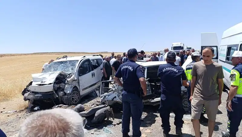 Türkiye'de Feci Trafik Kazası: Otomobil ve Hafif Ticari Araç Çarpıştı, 4 Kişi Hayatını Kaybetti