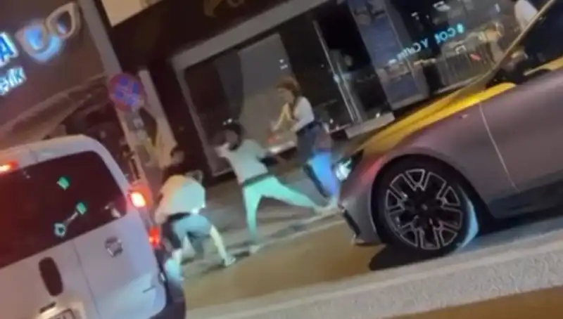 Caddeye Boks Ringini Taşıyan Çarpıcı Olay: Yumruklar Uçuştu!