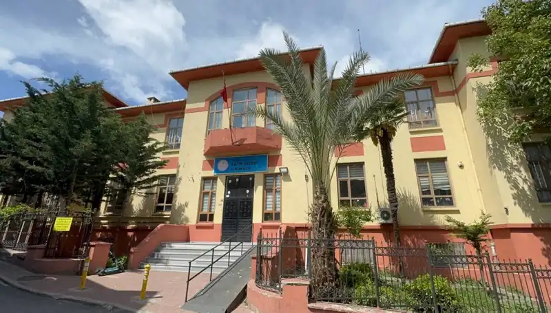 Depremde Hasar Gören 4 Okul Acil Boşaltıldı: Sebep ve Gelişmeler Nedir?