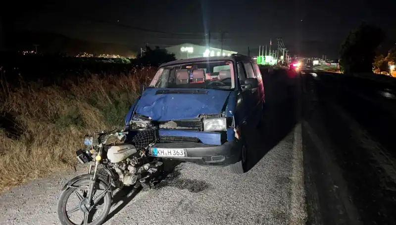 Söke’de Minibüs Motosiklete Çarptı: Kazada Üç Kişi Yaralandı