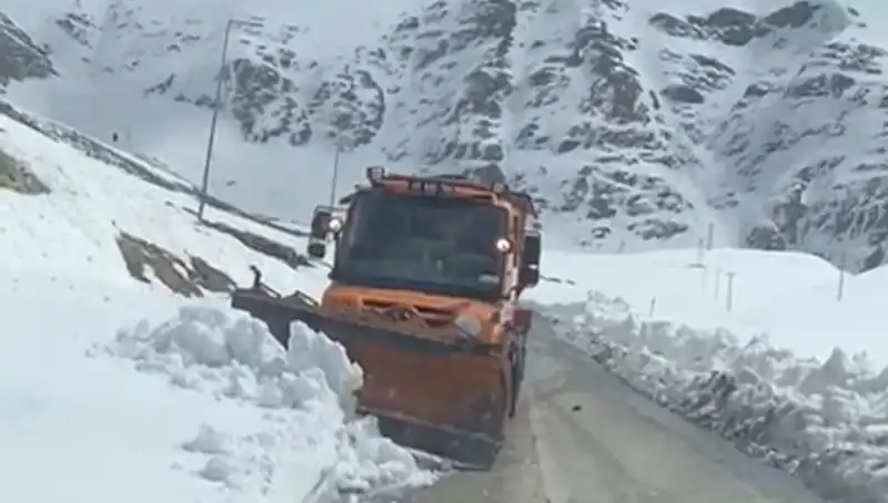 Kar nedeniyle beş ay kapalı kalan kayak merkezi, mücadeleyle yeniden açıldı