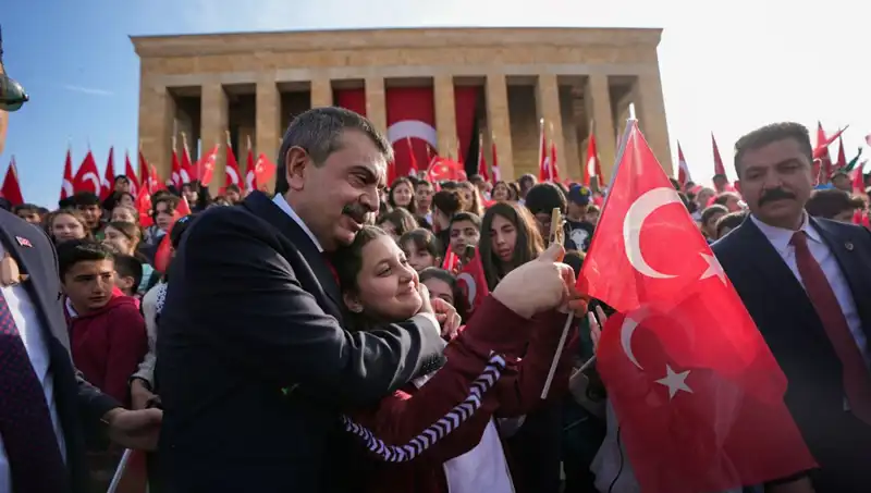 Anıtkabir’de Duygusal Anlar: Bakan Tekin ve Çocuklar Buluştu