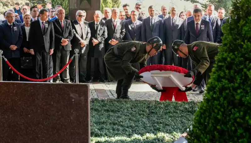 Turgut Özal, Mezarı Başında Saygıyla Anıldı: 8. Cumhurbaşkanının Mirası