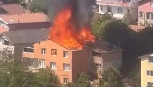 İstanbul’da Yangın Paniği: Dört Kişi Yangında Mahsur Kaldı, Kurtarma Çalışmaları Başladı