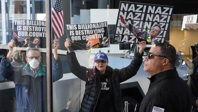 Elon Musk'a Yönelik Protesto: Trump Yönetimi Eleştiriliyor