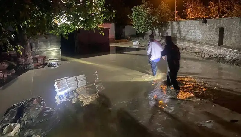 20 Dakikalık Sağanak, Şehirde Su Baskını ve Çöken Ev Krizi Yarattı