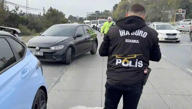 Emniyet Şeridini İhlal Eden Sürücü Suçunu Kendisi Yolda Buldu