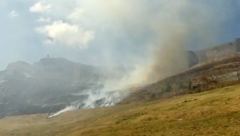 Kars Kalesi’nde Anız Yangını: Doğanın Gözdesi Tehlikede!