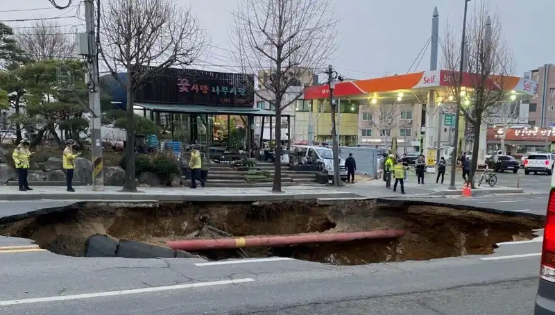 Güney Kore'de Motosiklet Yutan Dev Çukur: 1 Kayıp, 1 Yaralı