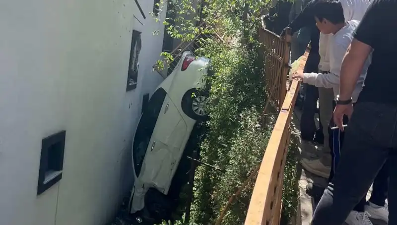 Kağıthane'de Korkutan Olay: Aracın Metrelerce Sürüklendiği Kaza Anları