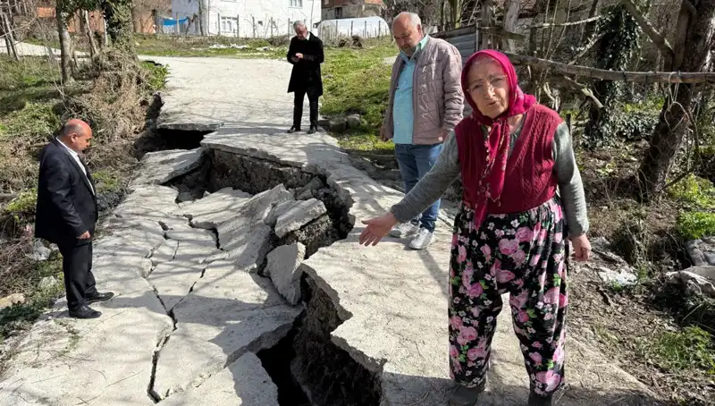 Diken Üstünde Bekleyen Mahalle: Heyelan Yolu Kapadı
