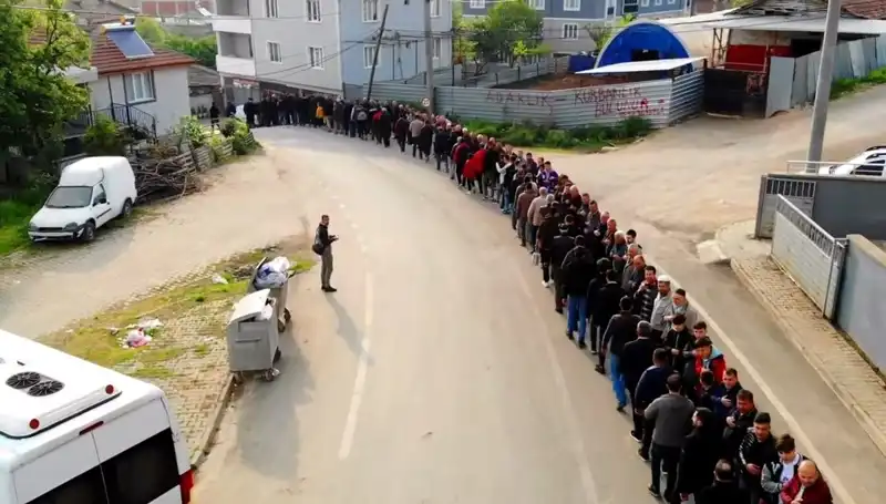 Bursa'nın O Mahallesinde Bayram Coşkusu: 1 Kilometrelik Kuyruk