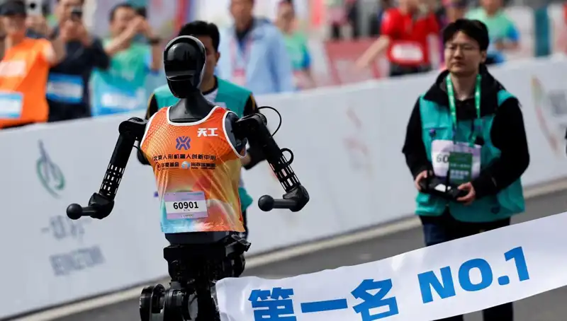 Çinli Robotların İnsanlarla Maraton Yarışında Şampiyon Olma Mücadelesi