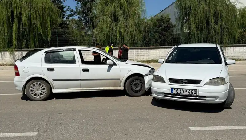 İki Otomobil Çarpıştı, Kaçan Sürücü Polisi Peşine Taktı