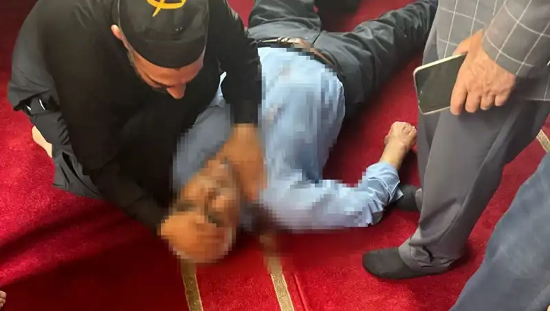 Camide Namaz Kılan Adamın Bıçaklanması: Olayın Ardındaki Görüntüler Şok Etti