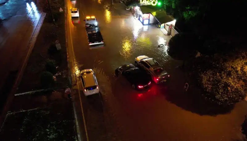 Adana’da Yağmur Alarmı: Sokaklar Göle Döndü!