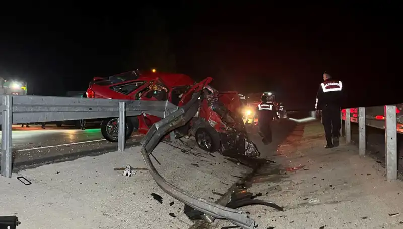 Bariyerlere Çarpan Otomobildeki Feci Kaza: 2 Kişi Hayatını Kaybetti