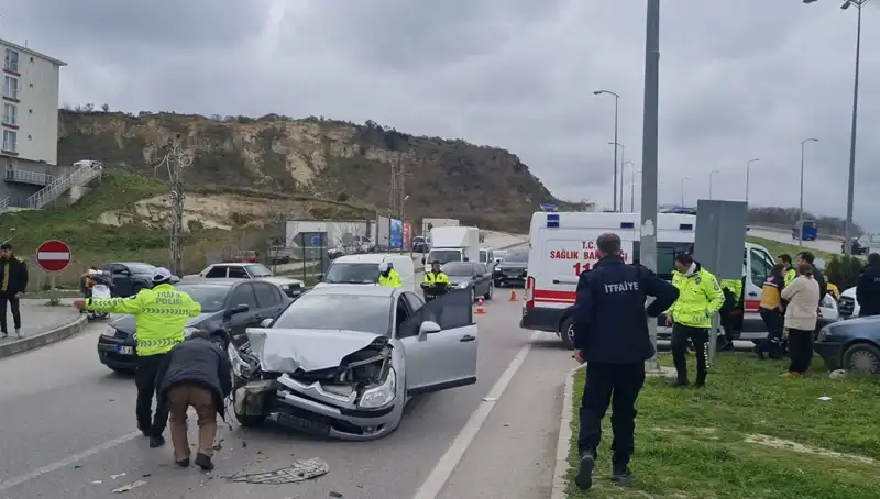 Sinop’ta Otomobil Kazası: İki Araç Çarpıştı, Yaralılar Hastaneye Kaldırıldı