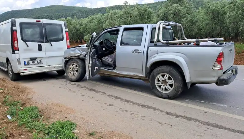 Bursa'da Minibüs-Kamyonet Kazası: İki Kişi Yaralandı, Ayrıntılar Belirsiz