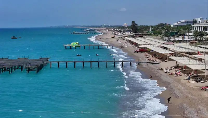 Antalya Sahilleri: Güneşli Hava Keyfi Tüm Hızıyla Devam Ediyor!
