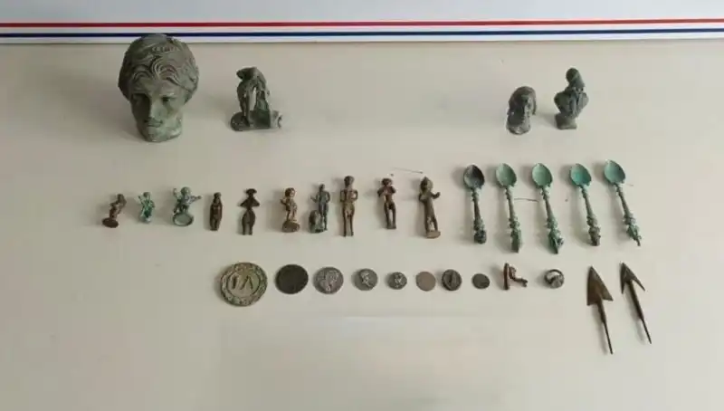 Roma Dönemine Ait Tarihi Eserler, Kaçakçılar Tarafından Ele Geçirildi