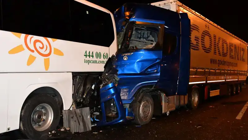 Tur Otobüsü ile Tır Çarpıştı: 13 Kişi Yaralandı, Olayın Ayrıntıları Şok Etti!