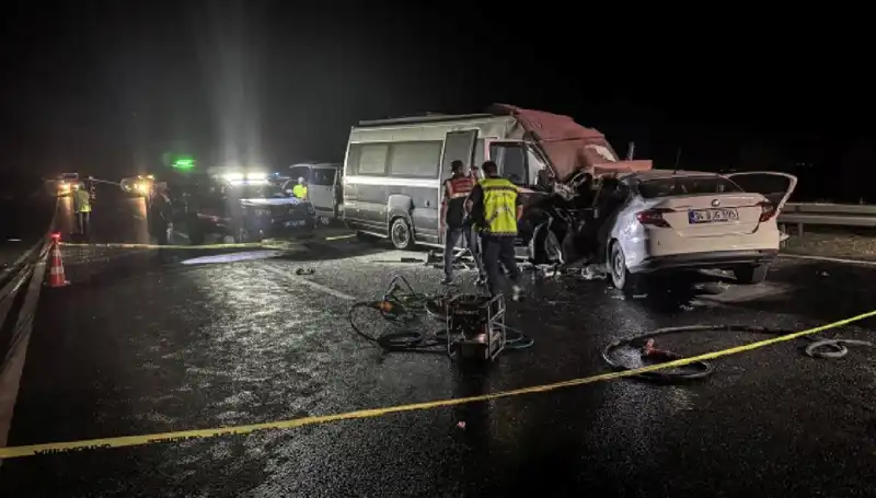 Ters yönde giden minibüs, korkunç kazaya neden oldu: 1 ölü, 1 yaralı