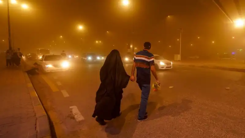 Irak'ta Kum Fırtınası: Havalimanları Kapandı, Yüzlerce Kişi Hastaneye Kaldırıldı