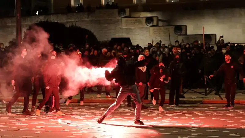 Yunanistan'da Hükümete Gensoru: Atina Sokakları Karıştı, Protestolar Büyüyor
