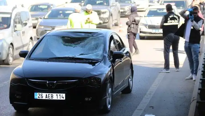Polis Kimlik Sordu, Genç Adam Köprüden Atladı ve Arabanın Üstüne Düştü